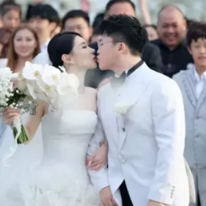 雷竞技资讯：一辅一妻制被Uzi实现！婚礼现场小明狂亲老婆告白